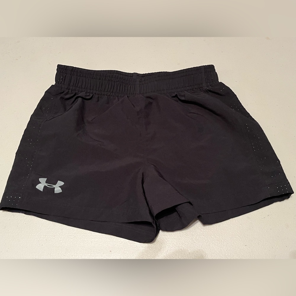 UNDER ARMOUR GIRLS BLACK RUNNING SHORTS. YOUTH MEDIUM